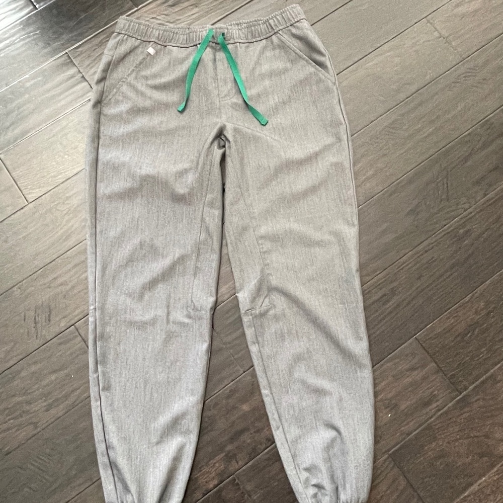 Gray Tansen Figs scrub pants - Picture 1 of 7